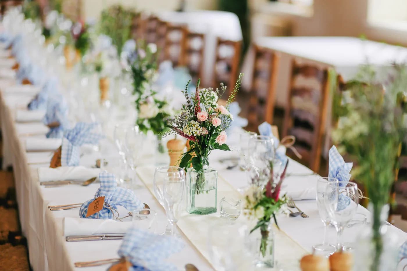Mesa preparada em espaço de eventos