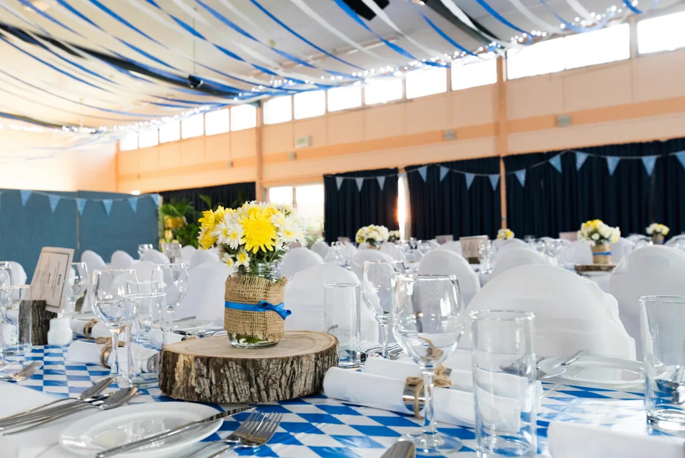 Salão de eventos decorado para recepção